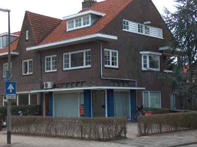 819791 Gezicht op het hoekpand Raiffeisenlaan 19 te Utrecht; rechts de Prof. Sjollemalaan.N.B. Tot ca. 1970 was in het ...